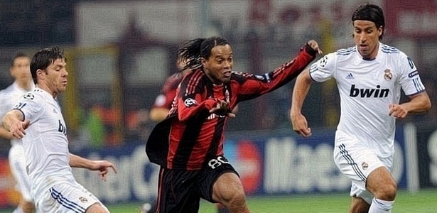 Ronaldinho tenta escapar de adversários em jogo contra o Real Madrid