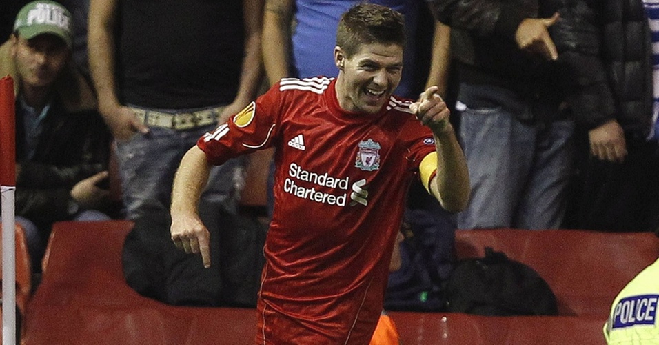 Gerrard comemora gol do Liverpool na partida contra o Napoli