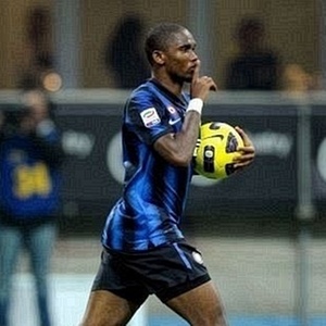 Eto'o fez o gol de empate da Inter contra o Brescia; time de Milo pode ver a Lazio disparar na ponta