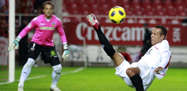Luis Fabiano tem a expectativa de se transferir para um grande clube da Europa - REUTERS/Marcelo del Pozo
