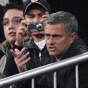 Se resolver ficar no meio da torcida, Mourinho terá que lidar com assédio durante clássico com Barça - Juan Medina/Reuters