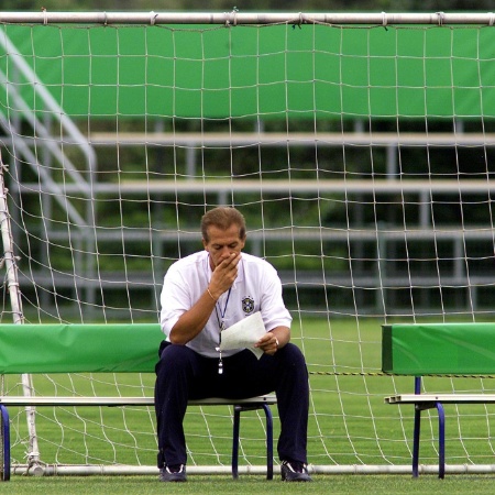 Técnico Émerson Leão, quando comandou a seleção brasileira, em 2001