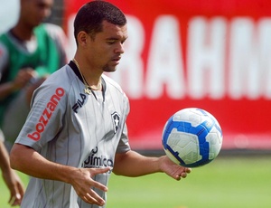 Marcelo Cordeiro treinou com bola, mas depende de uma negociao entre os clubes para jogar