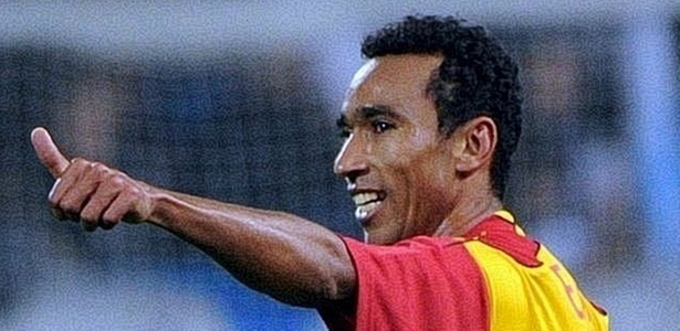 O atacante Eduardo fez o gol de empate do Lens contra o Olympique de Marselha - Gérard Julie/AFP