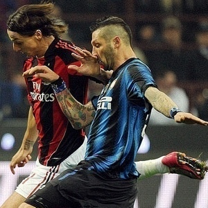 Materazzi (d) se lesionou ao disputar jogada com Ibrahimovic durante o clssico entre Inter e Milan