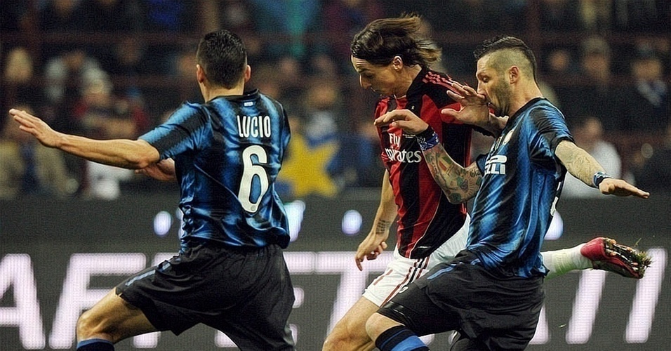 Materazzi (d), da Internazionale, disputa jogada com Ibrahimovic, do Milan