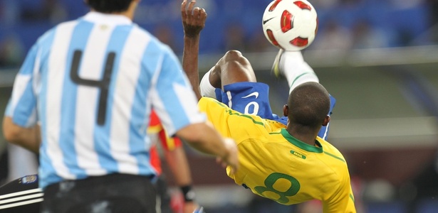 Ramires tenta jogada no fatídico Brasil x Argentina. Jogo foi 1 a 0 para o time de Messi - MOWA PRESS