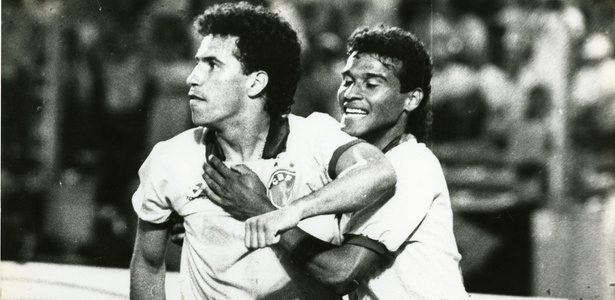 Muller (à direita) comemora com Careca gol em jogo da seleção brasileira em 1990 - Folhapress