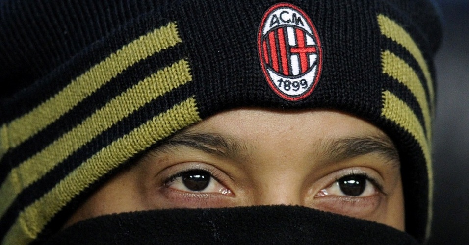 Após ser flagrado na noitada, Ronaldinho Gaúcho amarga quarto jogo no banco de reservas na vitória do Milan sobre a Fiorentina