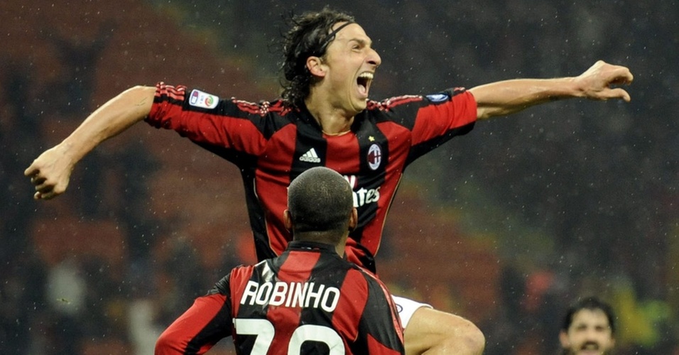 Ibrahimovic comemora após marcar belo gol contra a Fiorentina na vitória do líder Milan