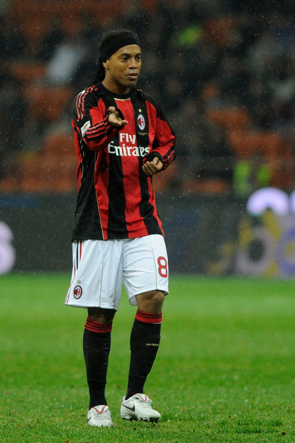 Ronaldinho amarga quarto jogo no banco após noitada e entra no fim da vitória do Milan sobre a Fiorentina