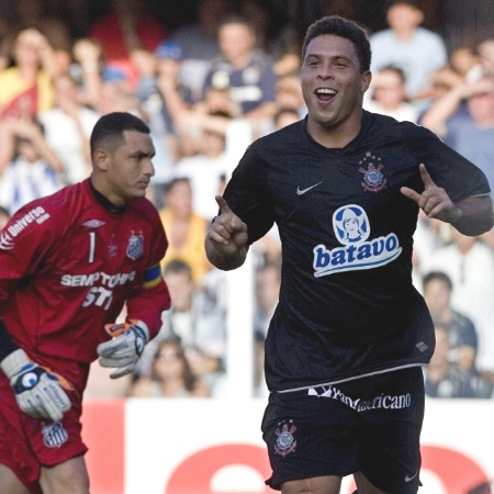 Ronaldo celebra gol em Fábio Costa, Santos x Corinthians, em 2009 - Folha Imagem
