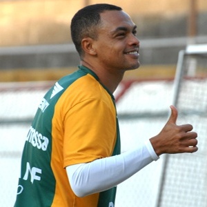 Dodô faz sinal de positivo durante treinamento - José da Cunha/Portuguesa