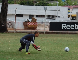 Goleiro do Inter treinou nesta tera pela primeira vez com a Speedcell, bola oficial do Mundial