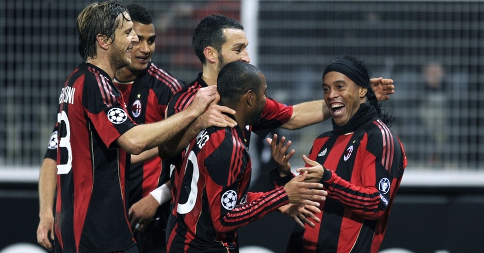 Ronaldinho Gaúcho e Robinho improvisam dança na comemoração do gol do Milan