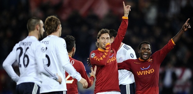 Totti comemora ao marcar o gol da vitória da Roma sobre o Bayern de Munique - AFP