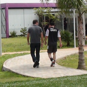 Bruno Cesar deixa treino do Corinthians mais cedo depois de sentir em dividida com Jucilei em CT