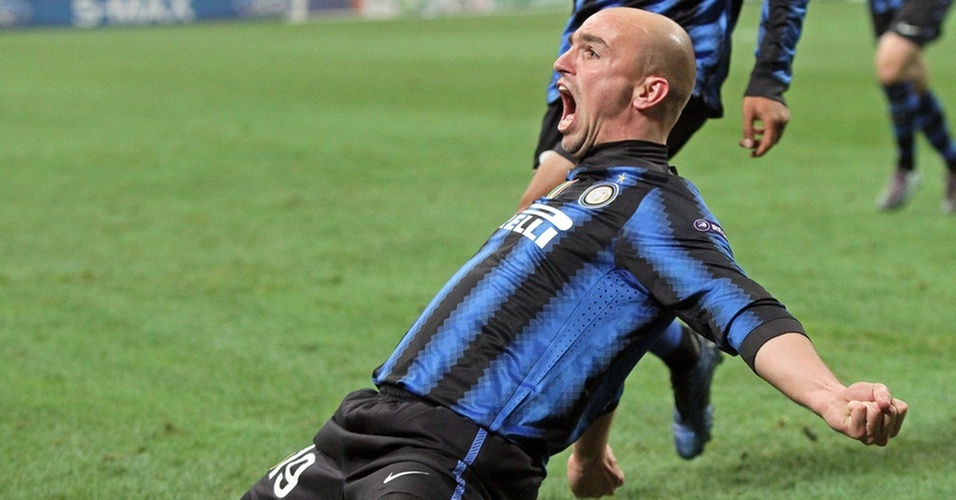 Cambiasso marca o gol da Inter de Milão na vitória sobre o Twente pela Liga dos Campeões