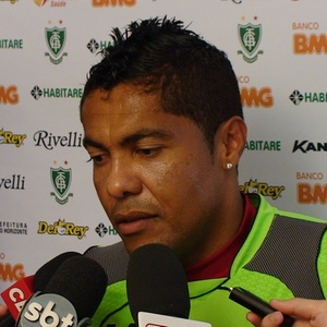 Meia Irnio, de 35 anos, fica mais uma temporada no clube mineiro para disputar o Brasileiro 2011