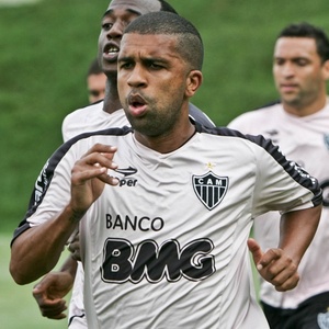 Leandro (f), que voltou a ser titular, revela que ficou chateado por ter sido barrado por Dorival Júnior - Bruno Cantini/site oficial do Atlético-MG