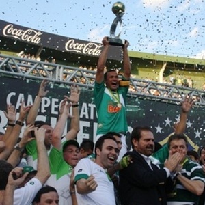 Jeci, do Coritiba, levanta a taça de campeão brasileiro 2010 da Série B 