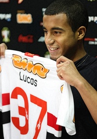 Lucas exibe camisa 37 no So Paulo, mas sonha com a 10