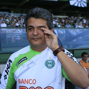 Técnico Ney Franco chora em despedida do Coritiba, neste sábado, no Estádio Couto Pereira