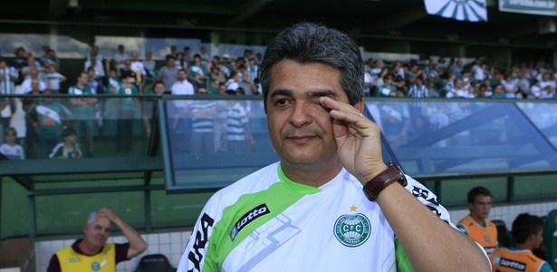 Técnico Ney Franco chorou em despedida do Coritiba em 2010 - ANTÔNIO COSTA/AGÊNCIA DE NOTÍCIAS GAZETA DO POVO/AE 