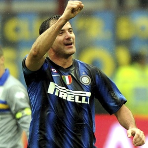Stankovic comemora o primeiro de seus trs gols marcados diante do Parma, no Giuseppe Meazza