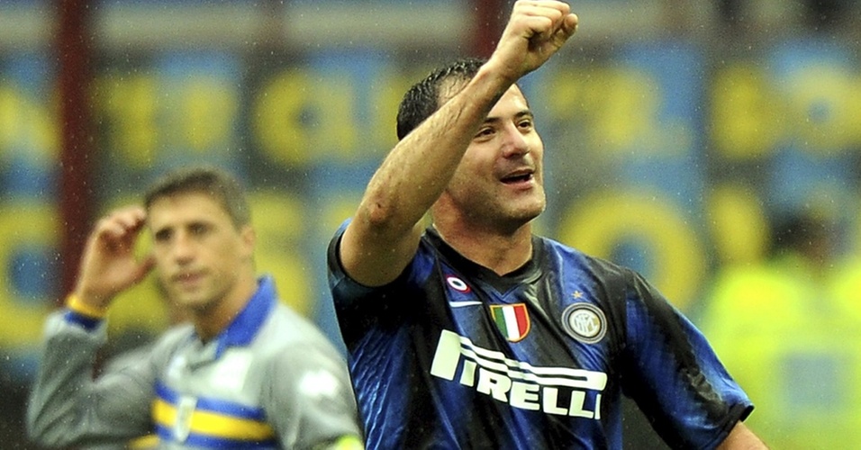 Dejan Stankovic comemora o primeiro de seus três gols marcados para a Inter de Milão contra o Parma