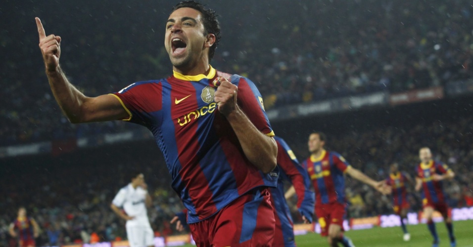 Xavi comemora o primeiro gol do Barcelona no clássico diante do Real Madrid