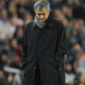Técnico José Mourinho cabisbaixo na goleada sofrida por 5 a 0 para o Barcelona no Camp Nou