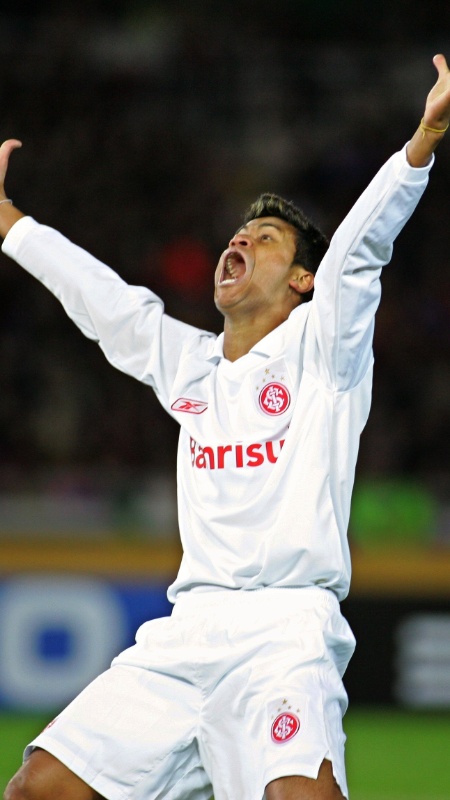 Adriano Gabiru comemora o gol que deu o título ao Inter no Mundial em 2006; atualmente, o volante está no futebol amador