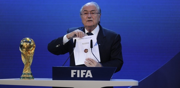 Joseph Blatter abre envelope que confirmou vitória da Rússia em polêmica eleição  - AFP