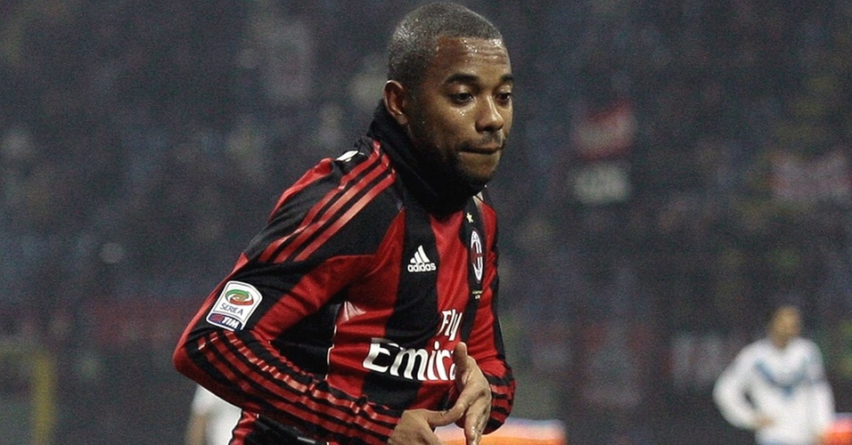 Robinho dança ao marca um dos gols da vitória do Milan sobre o Brescia no Italiano