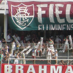 A torcida do Fluminense manisfestou apoio ao time na manhã deste sábado na sede das Laranjeiras - Marlos Bittencourt/ UOL Esporte