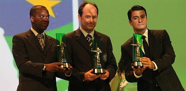 Carlos Eugênio Símon (ao centro) se aposentou oficialmente da arbitragem do Brasil - Júlio César Guimarães/UOL