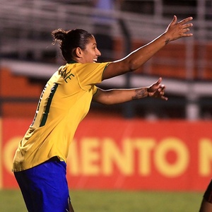 Cristiane comemora ao abrir o placar para o Brasil, antes de machucar o ombro direito em pnalti