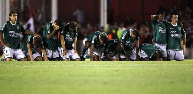 Atletas do Goiás mostram decepção após perderem final de 2010 para o Independiente - REUTERS/Martin Acosta