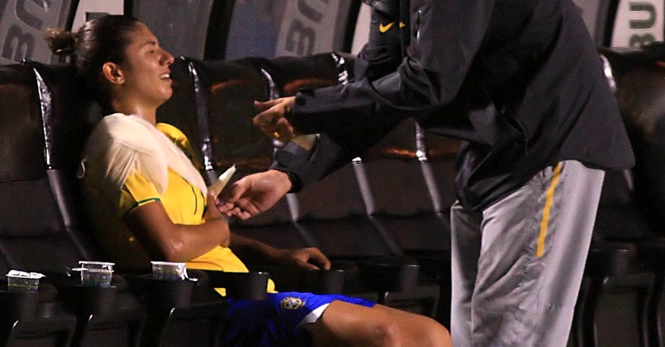 Cristiane chora após sair com o ombro lesionado na vitória do Brasil sobre o México em torneio em SP