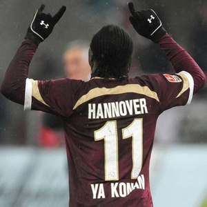 Ya Konan marca dois gols e garante vitória do Hannover sobre o Stuttgart pelo Alemão - Peter Steffen/AFP