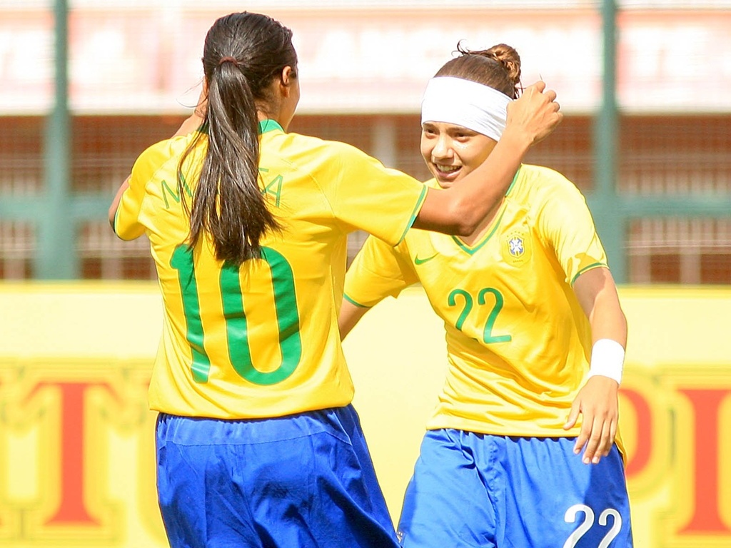 Marta e Thais comemoram gol do Brasil contra a Holanda em torneio em São Paulo