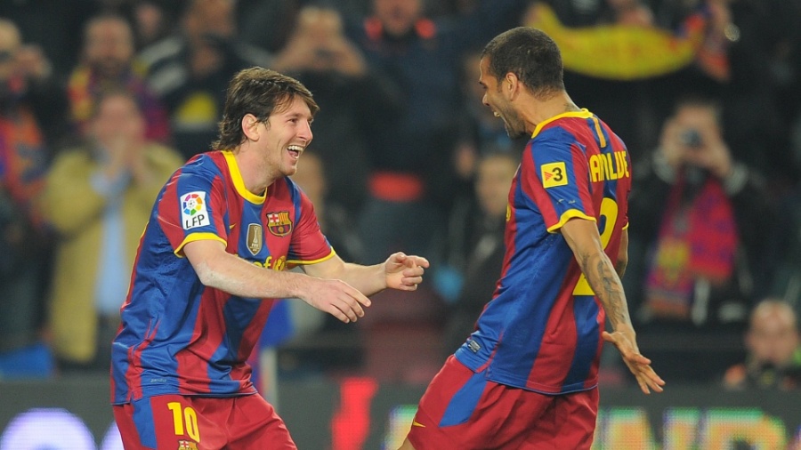 Messi e Daniel Alves comemoram após tabela e gol do Barcelona - AFP/Lluis Gen