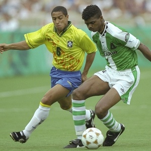 Kanu (em disputa de bola com Roberto Carlos) foi o grande destaque da seleção nigeriana em 1996