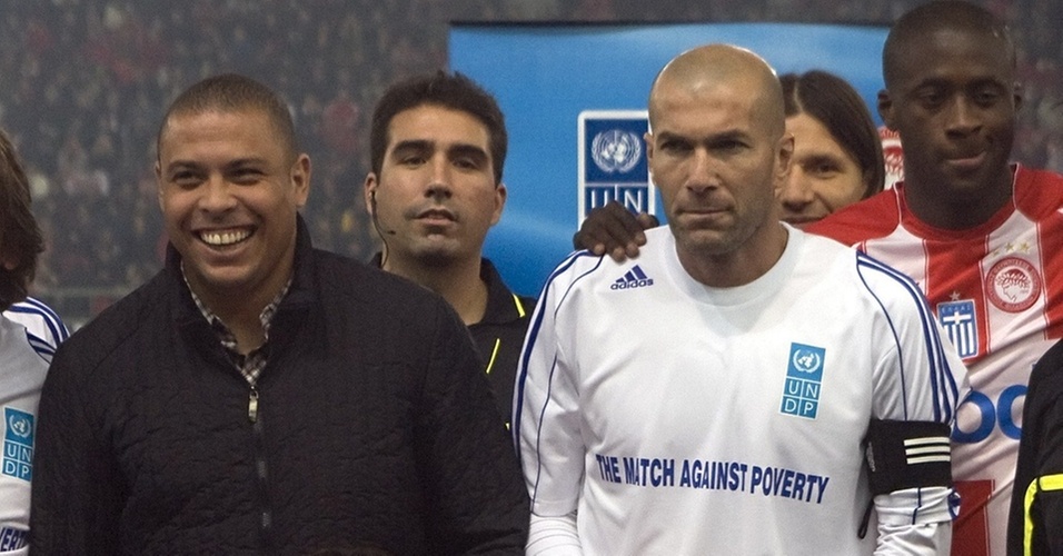 Ronaldo e Zinedine Zidane promovem jogo beneficente contra o Olympiacos, na Grécia
