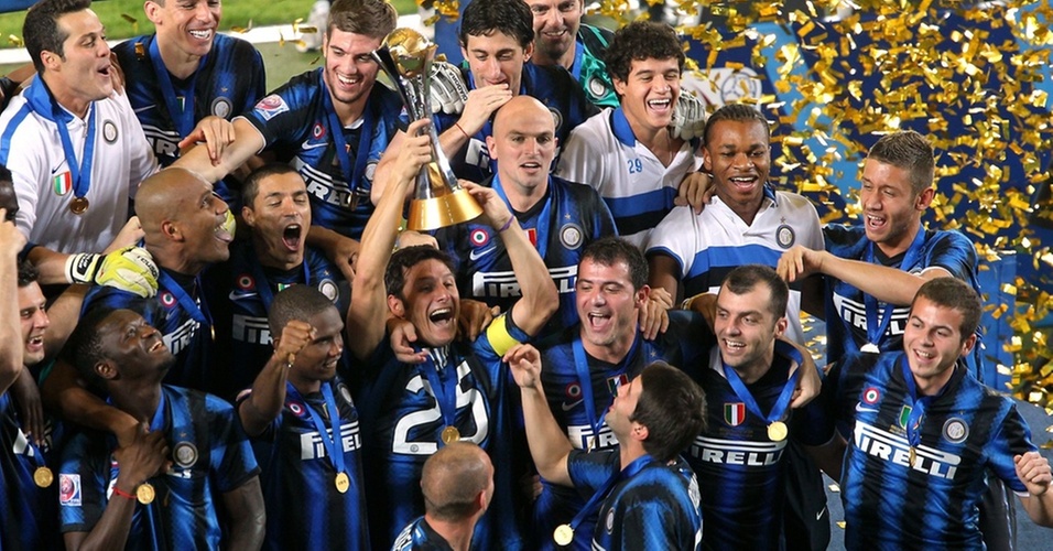 Zanetti ergue a taça do Mundial de Clubes, conquistada pela Inter de Milão