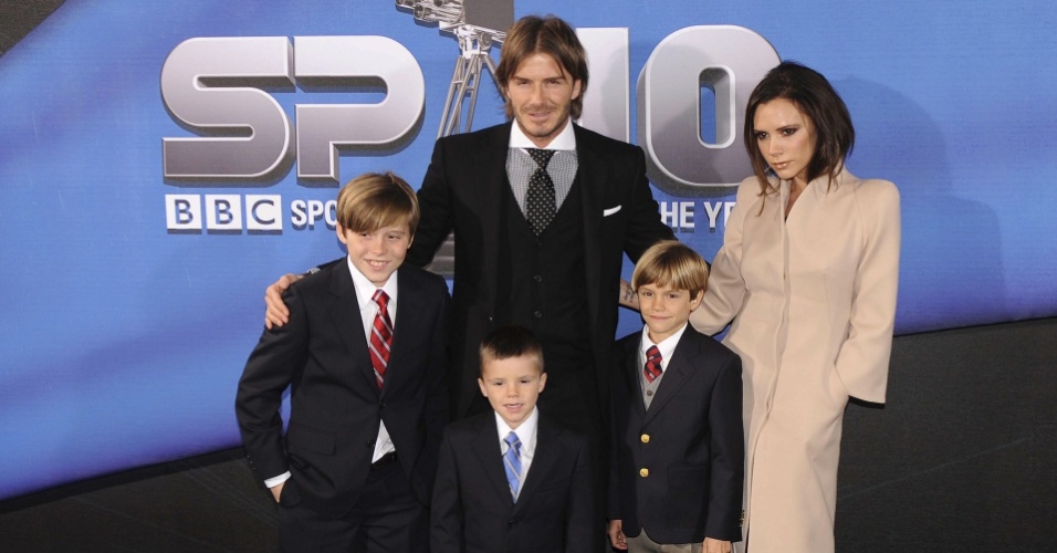 David Beckham posa com a esposa e os filhos na premiação da BBC Sports