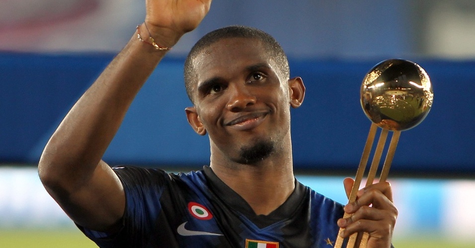 Eto'o,da Inter de Milão, recebe o prêmio de melhor jogador do Mundial de Clubes