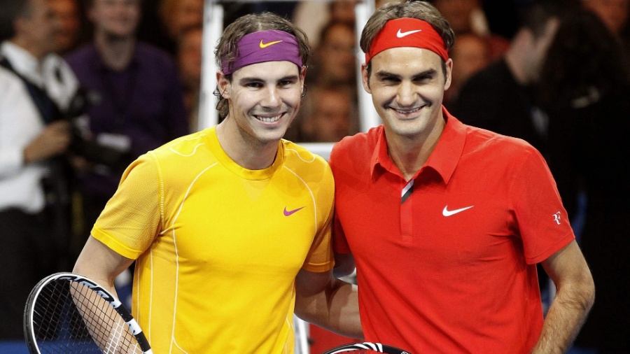 Rafael Nadal e Roger Federer posam para fotos no duelo na Suíça - Reuters/Arnd Wiegmann