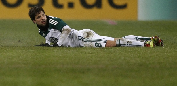 Diego fica no chão na eliminação do Wolfsburg para time da segunda divisão - REUTERS/Christian Charisius 